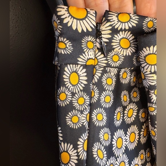 FREE PEOPLE Phoebe Daisy-print Mini Skirt
In Black and yellow sz 10 preloved - Picture 7 of 9